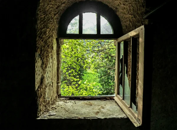 Разбитое окно в заброшенном замке — стоковое фото