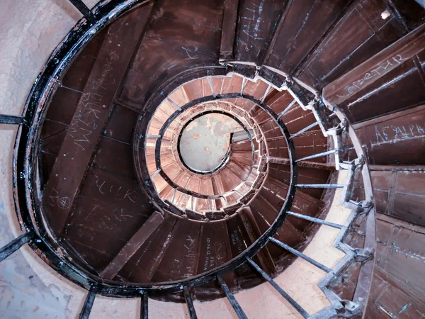 Escalera de caracol en un castillo abandonado —  Fotos de Stock