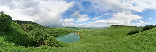 Karstik dağ gölü. Panorama