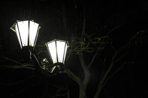 Yağmurda sokak lambası