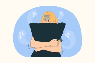 Genç korkmuş kız yastığa sarılma konsepti