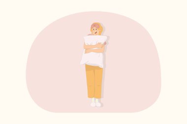 Genç, gülümseyen bir kadın evinde yastık tutarak rahatlıyor.