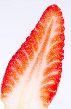 Taze, parlak kırmızı bir çileğin portre şeklinde ikiye bölünmüş görüntüsü.