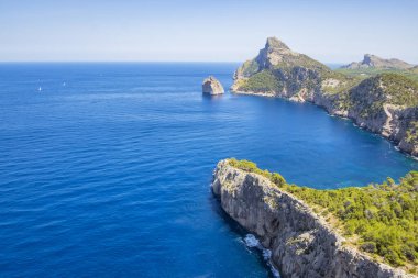 Güneşli bir günde Palma de Mallorca 'da, İspanya' nın Balear Adaları 'nda güneşli bir günde kayalık bir uçurum manzarası