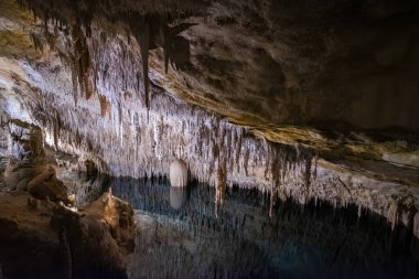Palma de Mallorca, Balear Adaları, İspanya 'daki Drach Mağaraları' nda dikitler ve sarkıtlar ve yeraltı gölü.
