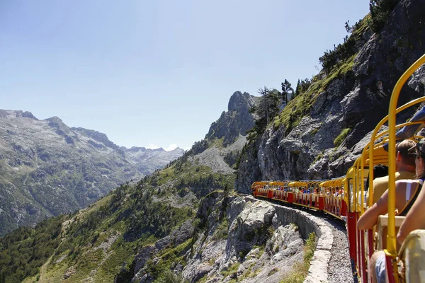 Train Touristique Plein Personnes Traversant Une Gorge Montagne Dans Les — Photo