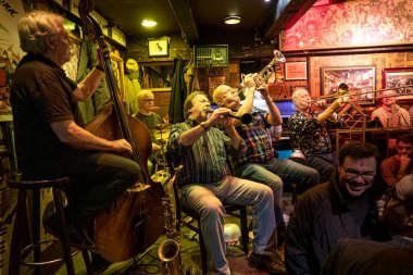 Caz grubu Köln 'ün efsanevi kulübü Papa' s Joe 's JazzLokal' da canlı müzik çalarken, seyirci her yerde izleyip eğleniyor.