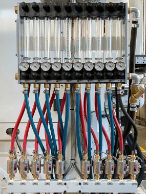 Mezuniyet test tüplerini basınç göstergeleri ve sıcaklık düzenleyicilerle birleştiren mavi ve kırmızı hortumlu devre kalıplı soğutma sistemi, otomatik endüstri 3.0, dikey