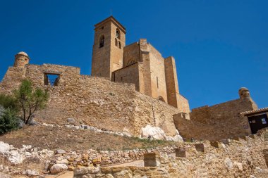 Benabarre Kalesi 'nin ön tarafındaki duvarla ana cephe ve giriş, Ribagorza Kalesi, Huesca Aragon İspanya