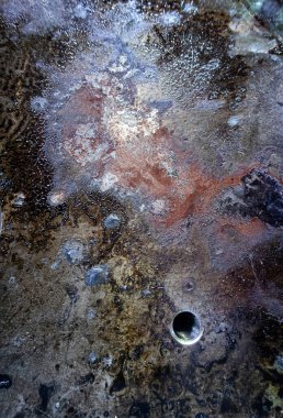 Paslı ve yağ lekeli çelik bir levhanın ayrıntıları başlıklı bir delik, paslı metal doku, bir galaksi dolusu yıldızla benzerlik