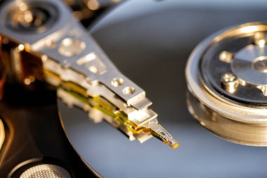 Bir PC sabit diskinin okuma ve yazma başlığının ayrıntıları, seçici odak, bilgisayar HD okuyucusu kapat, makro yatay