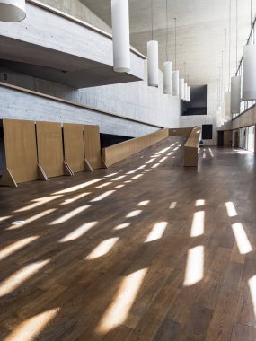 Zemine yansıtılan doğal ışıkları, monokromu, dikey olan modern mimari bir salonun salonu.