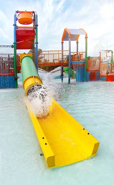 Menino Desliza Para Fora Parque Aquático Amarelo Slide Criando Grande — Fotografia de Stock
