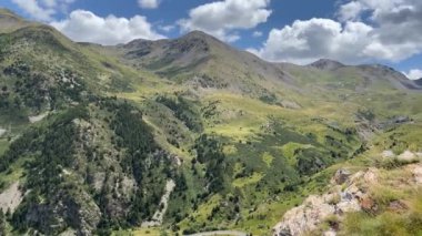 Güneşli bir yaz gününde Boi Vadisi, Lerida Pireneleri 'ndeki Boi Taull kayak merkezinin panoramik manzarası.