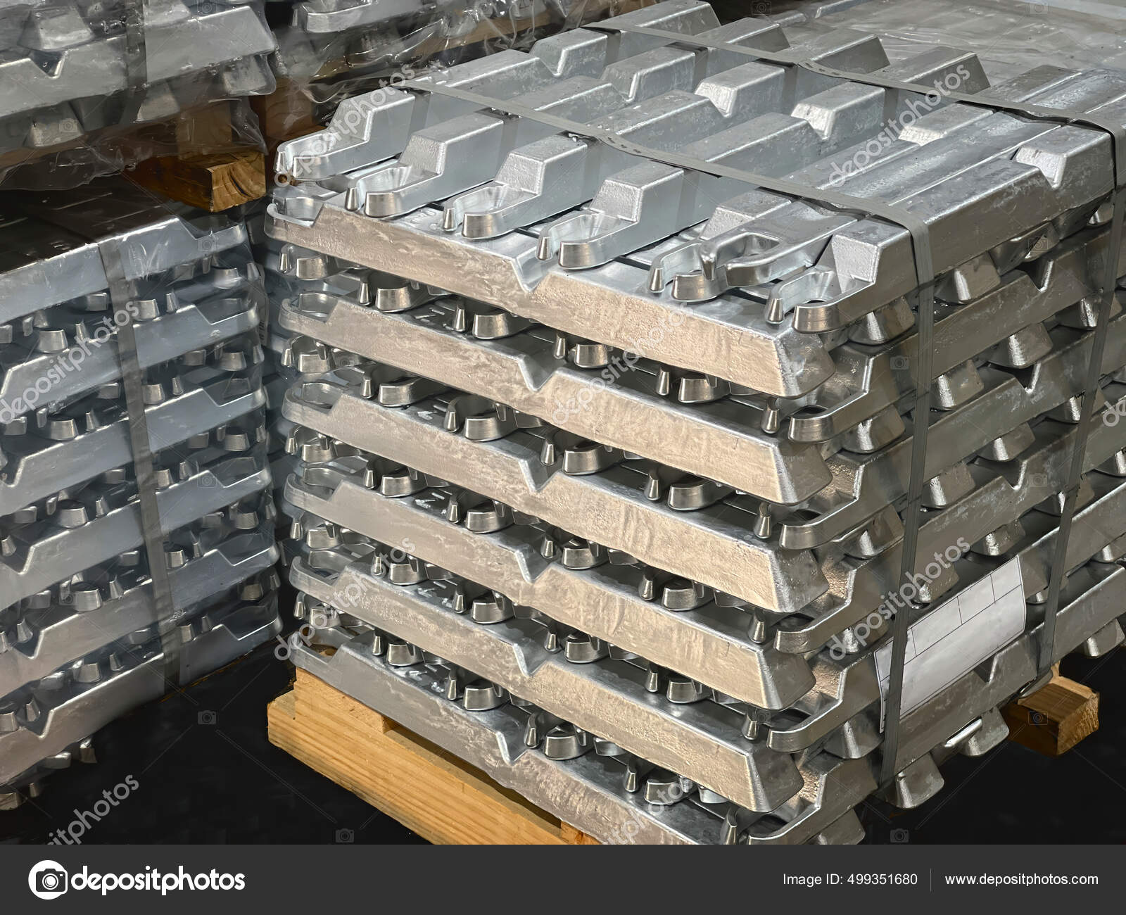 Lingots D'aluminium Empilés Sur Une Palette Matière Première Alliage D' aluminium image libre de droit par JaviRuiz © #499351680