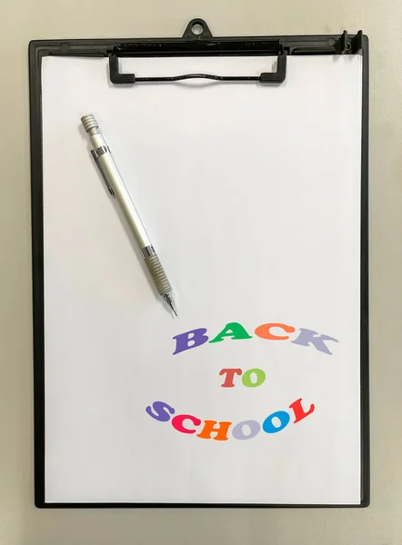 Μήνυμα Της Επιστροφής Στο Σχολείο Ένα Φύλλο Χαρτί Ένα Φάκελο — Φωτογραφία Αρχείου