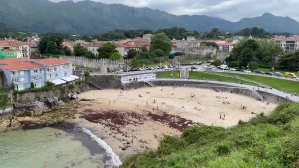 Dorf Llanes Auturias Spanien Mit Dem Strand Vordergrund Und Dem — Stockvideo