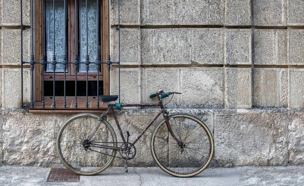 Bicicletă Epocă Stare Proastă Legată Grilă Ferestre Unei Case Într — Fotografie, imagine de stoc