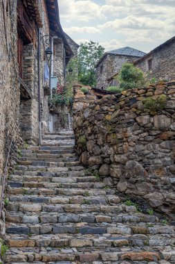 Pireneler 'deki ortaçağ köyünün taş merdivenleri, Durro, Lerida, İspanya, dikey