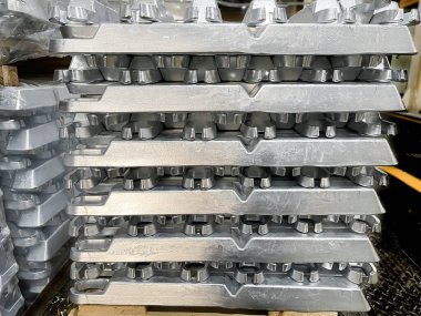 Alüminyum alaşımlı külçeler palette birikmiş, yüksek basınçlı ölüm malzemesi, hammadde, otomotiv endüstrisi için kaynaklar, yatay