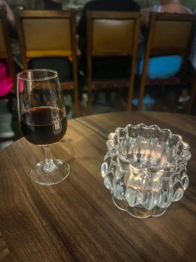 Bir Fado Bar 'da, geleneksel Portekiz şarkısının yanında bir bardak porto şarabının dikey hali.