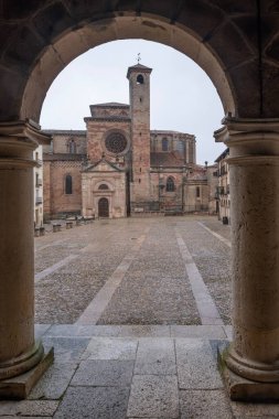 Siguenza ana meydanı, Roma katedralinin ön cephesi ve geleneksel ortaçağ İspanyol köyündeki tarihi kaldırım taşı plazasının bulunduğu taştan bir kemer yolu boyunca uzanır.