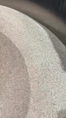 Endüstriyel işlemler için titreşimli bir davul davul davul, mısır koçanı öğütme işlemleri için mısır talaşı, titreşimli bir bitiş makinesinde titreşimli medya akışı