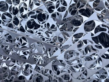 çelik ve paslanmaz metal artıkları ve endüstriyel bir stampipng 'den soyut geometrik kesitler ve lazer kesme işlemi bir geri dönüşüm veya üretim tesisinde, atık geri dönüşümü, hurda