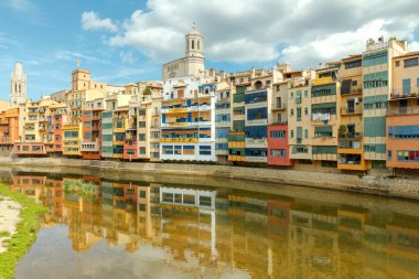 Girona. Onyar Nehri'nde evlerin çok renkli Cephe Sistemleri.