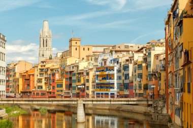 Girona. Onyar Nehri'nde evlerin çok renkli Cephe Sistemleri.