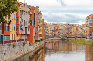 Girona. Onyar Nehri'nde evlerin çok renkli Cephe Sistemleri.