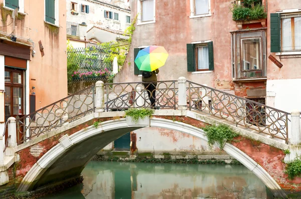 Venice. The girl with an umbrella on the bridge. — Stock Photo, Image