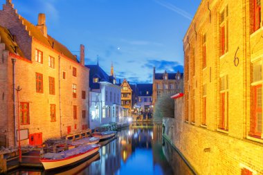 Brugge. Yeşil kanal gün batımında.