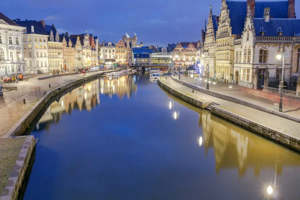 Gent... Vista da cidade velha à noite . — Fotografia de Stock