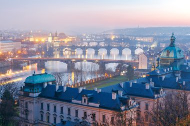 Prag. Köprü Vltava geceleri üzerinde.
