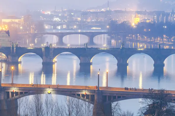 Praga. Puentes sobre el Moldava por la noche . — Foto de Stock
