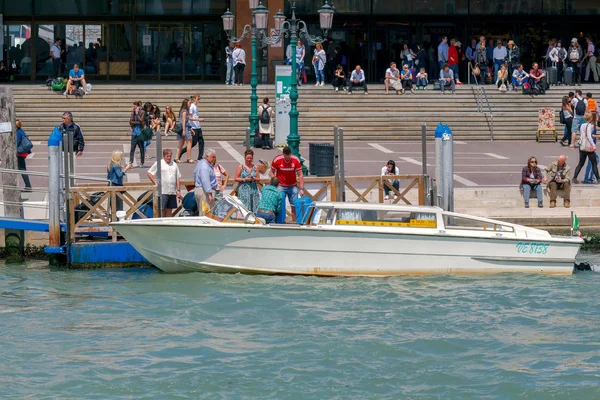 Venedig. Båttaxi på piren stationen Santa Lucia i Venedig. — Stockfoto