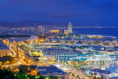 Barcelona. Gece şehir görünümünü.