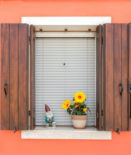 Venecia. Una ventana con persianas en el fondo de una wa naranja — Foto de Stock