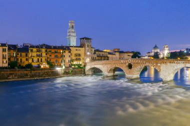 Verona. Bridge St Peter gece.
