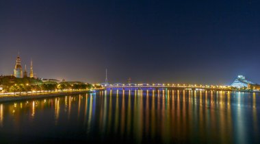 Riga. Geceleri Daugava Nehri.