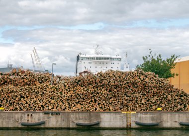 Gdynia. İskelede günlükleri.