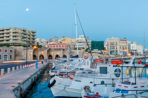 Heraklion. Vissersboten in de oude haven. — Stockfoto