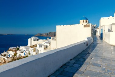 Oia. Merkez köy yürüyüş için sokak.