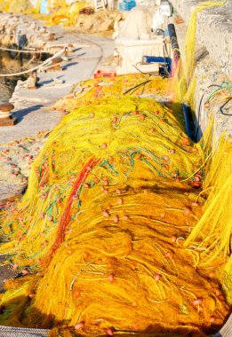 İskelede balık ağlarına.