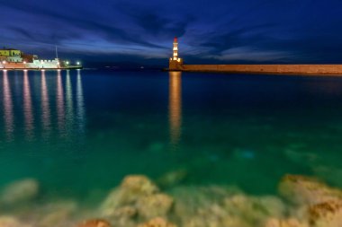 Chania. Deniz feneri gece eski liman.
