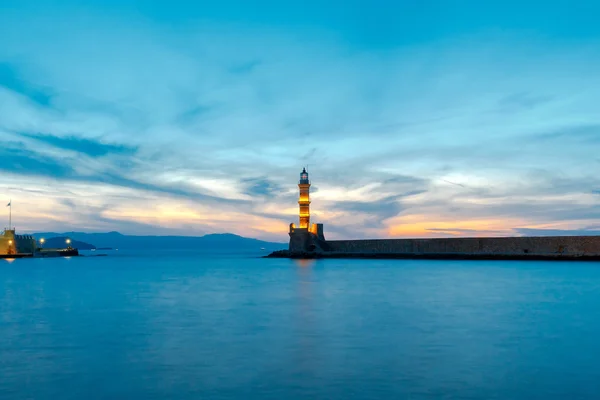 Chania. Fyren i gamla hamnen på natten. — Stockfoto