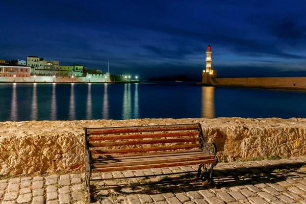 Chania. Deniz feneri gece eski liman. — Stok fotoğraf
