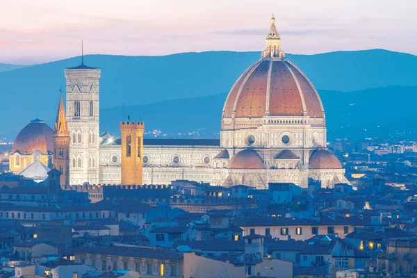 Florence. Duomo nachts. — Stockfoto