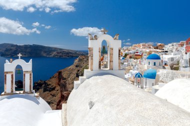 Kilise çan kulesine Oia Santorini Adası.